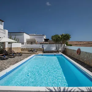 https://villa-mara-tinajo.in-canary-islands.com
